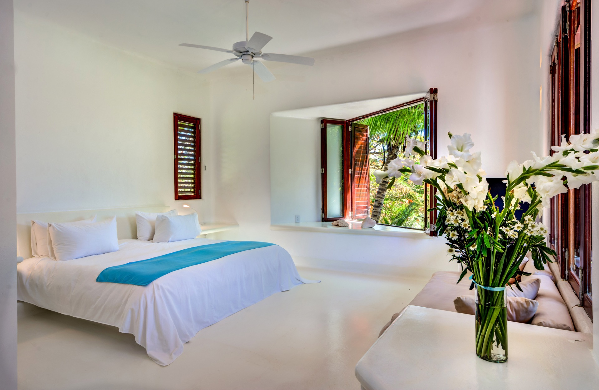 Habitación luminosa abierta hacia un jardín tropical