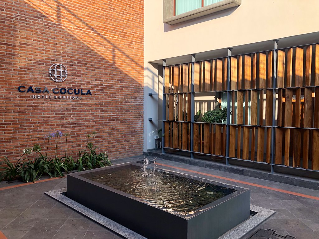 Patio de Casa Cocula con fuente y celosías de madera